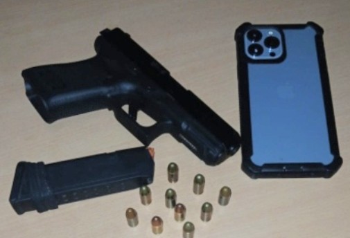 Policía Nacional apresa a dos personas en flagrante delito y ocupa dos pistolas ilegales durante operativos preventivos en Pedernales.