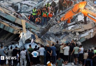 Al menos 12 muertos y decenas de desaparecidos tras el colapso de un edificio dañado por la guerra en Gaza