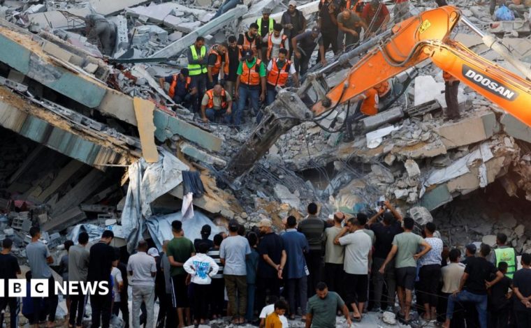 Al menos 12 muertos y decenas de desaparecidos tras el colapso de un edificio dañado por la guerra en Gaza