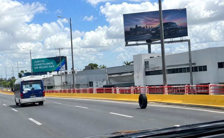 Guagua de concho pierde las gomas en pleno paso a desnivel de la Kennedy