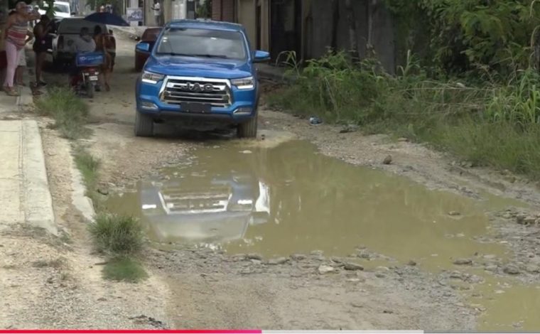 Entre hoyos, lodo y basura, residentes del sector La Ureña exigen construcción de sus calles