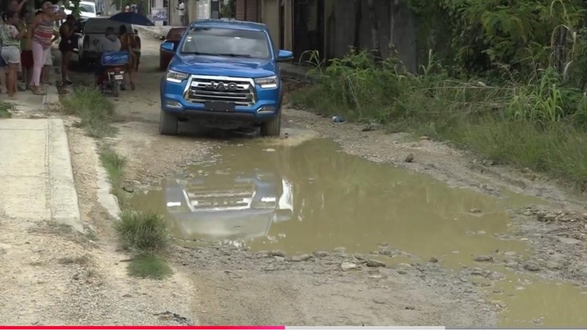 Entre hoyos, lodo y basura, residentes del sector La Ureña exigen construcción de sus calles