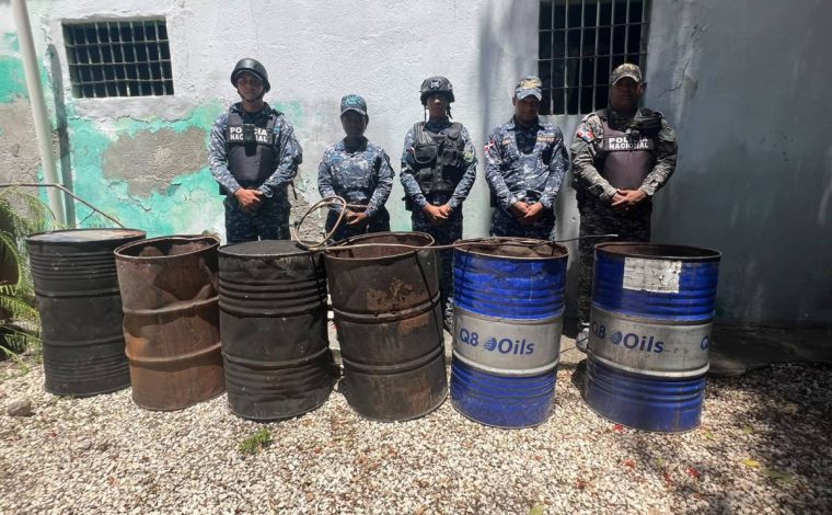 Policía Nacional desmantela fábrica clandestina de ron adulterado en Cabral, Barahona.