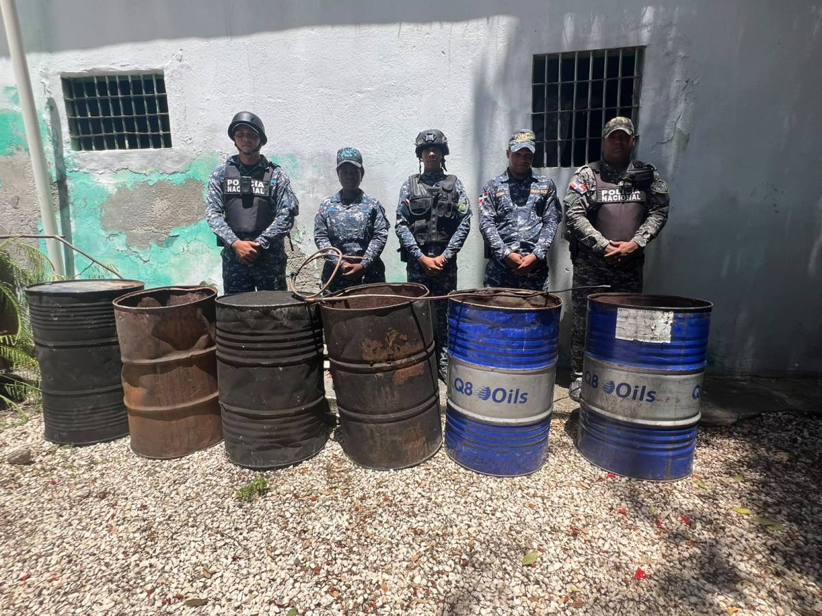 Policía Nacional desmantela fábrica clandestina de ron adulterado en Cabral, Barahona.