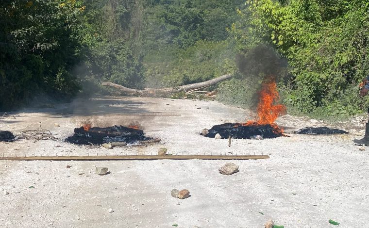 Comunitarios de Santa Elena y La Elba se lanzan a huelga en demanda del asfaltado de la carretera que los comunica con Barahona