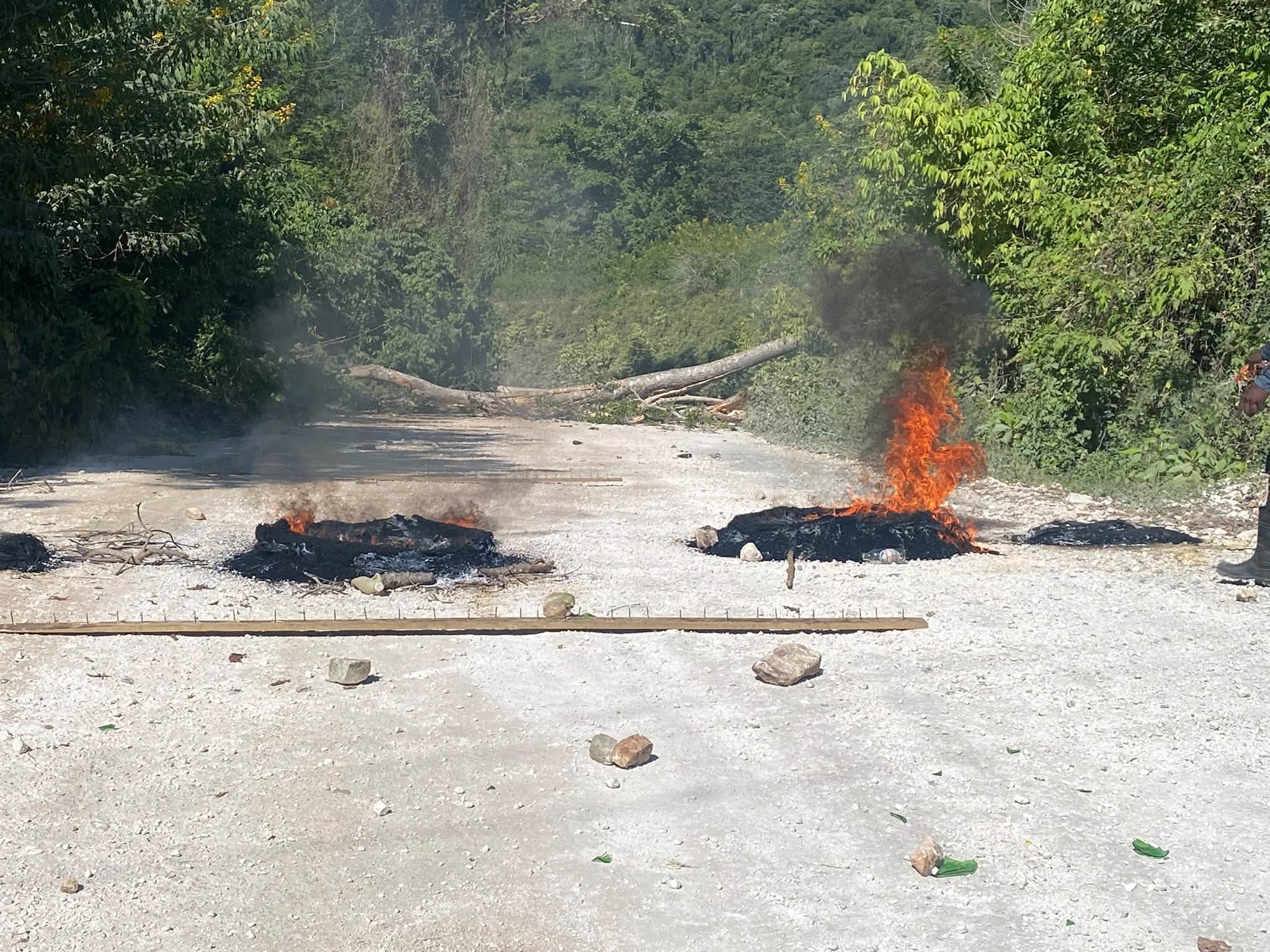 Comunitarios de Santa Elena y La Elba se lanzan a huelga en demanda del asfaltado de la carretera que los comunica con Barahona