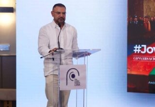 Andrés Vander Horst presenta su libro «#JovenPolítico» en la clausura del Foro Punta Cana