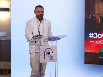 Andrés Vander Horst presenta su libro «#JovenPolítico» en la clausura del Foro Punta Cana