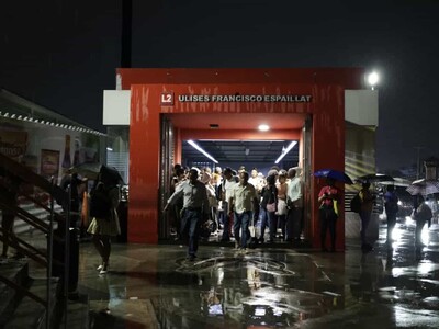 Pasajeros varados y mojados por avería en tramo de línea 2 del Metro